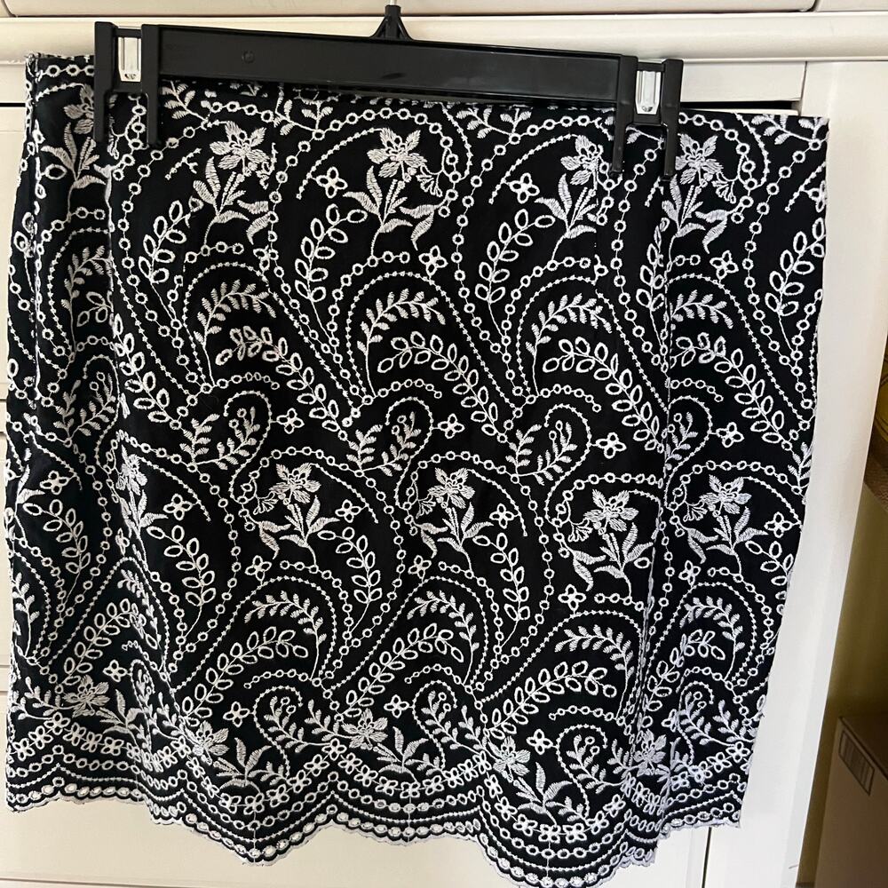 LOFT Women's Black & White Embroidered Scalloped Hem Skirt Size 10 Office Siren - Picture 4 of 9